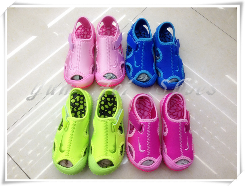 In 2018, the new model of beach shoes for boys and girls, with adhesive design and spot. In 2018, the new model of beach shoes for boys and girls, with adhesive design and spot.