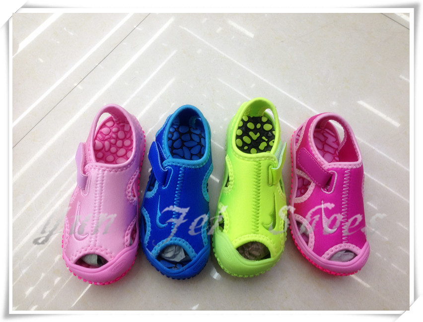 In 2018, the new model of beach shoes for boys and girls, with adhesive design and spot. In 2018, the new model of beach shoes for boys and girls, with adhesive design and spot.