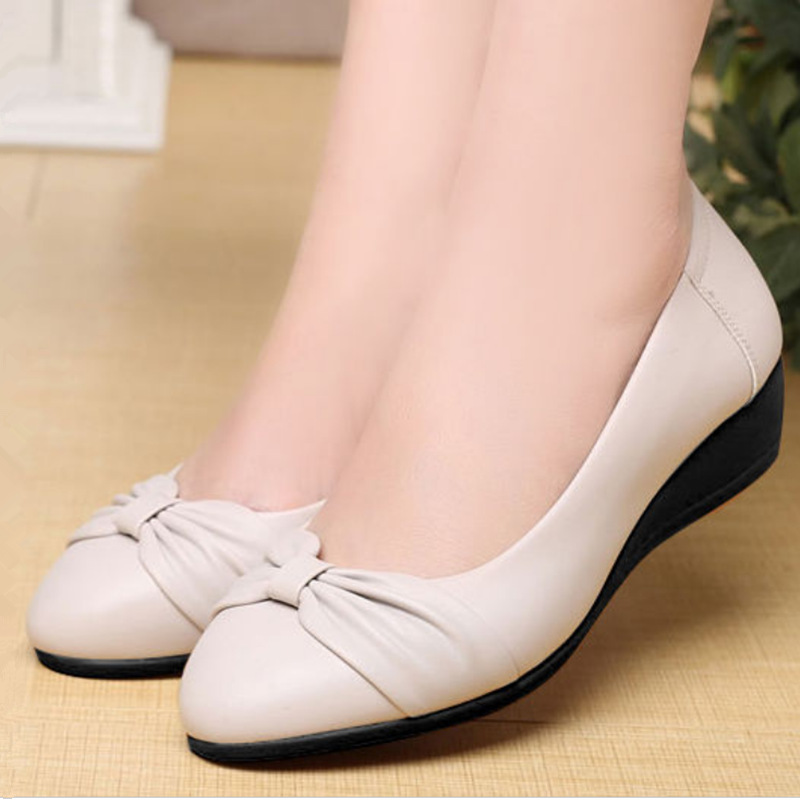 Spring and Autumn Mom Shoes Pumps Middle-Aged Women's Shoes Non-Slip Soft Bottom Breathable Leather Shoes for the Elderly Flat Heel Flat Shoes for the Elderly