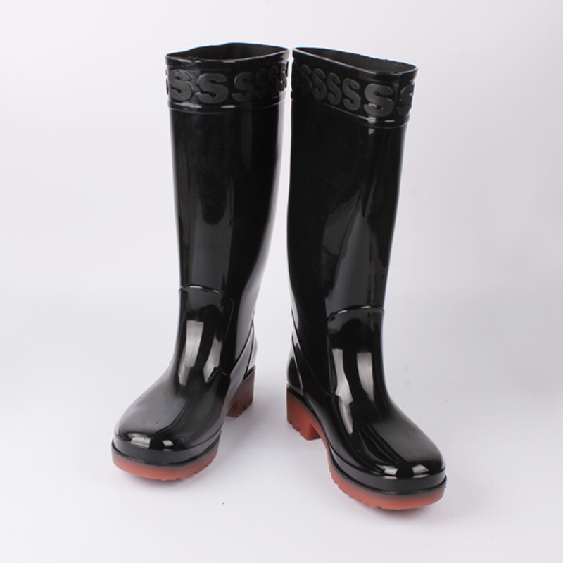 The new style of men&#039;s water shoes, high barrel PVC flat bottom, low heel, simple men&#039;s rain shoes, fashion rain shoes, rain boots