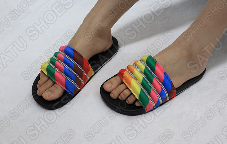 Factory Wholesale 2020 European and American Fashion Flat Rainbow Rhinestone Cross-Border Slippers Women's Outdoor Slipper Factory Wholesale 2020 European and American Fashion Flat Rainbow Rhinestone Cross-Border Slippers Women's Outdoor Slipper
