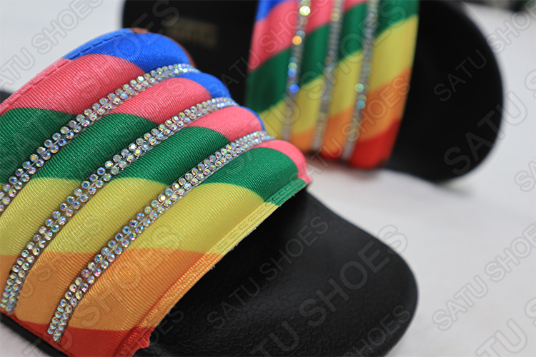 Factory Wholesale 2020 European and American Fashion Flat Rainbow Rhinestone Cross-Border Slippers Women's Outdoor Slipper Factory Wholesale 2020 European and American Fashion Flat Rainbow Rhinestone Cross-Border Slippers Women's Outdoor Slipper