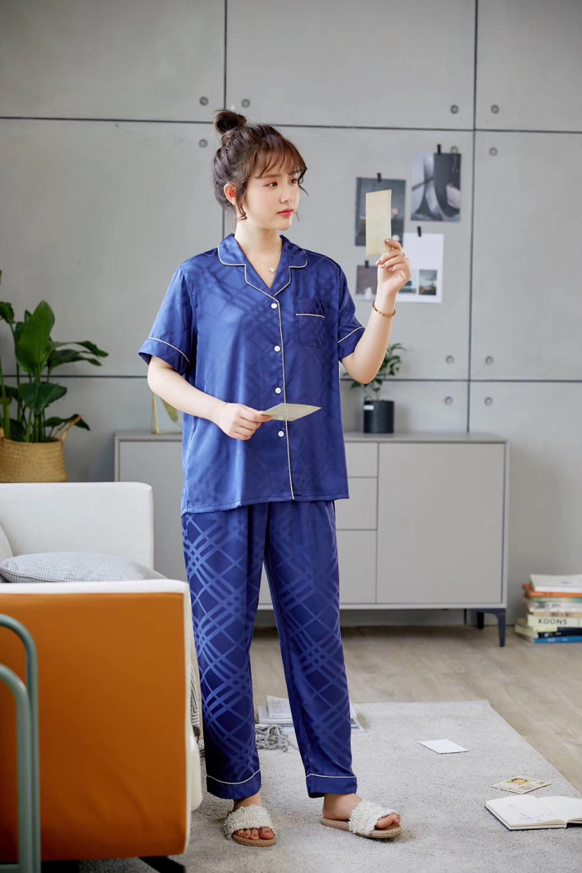 Silk jacquard fabric, short sleeved trousers and pajamas Silk jacquard fabric, short sleeved trousers and pajamas