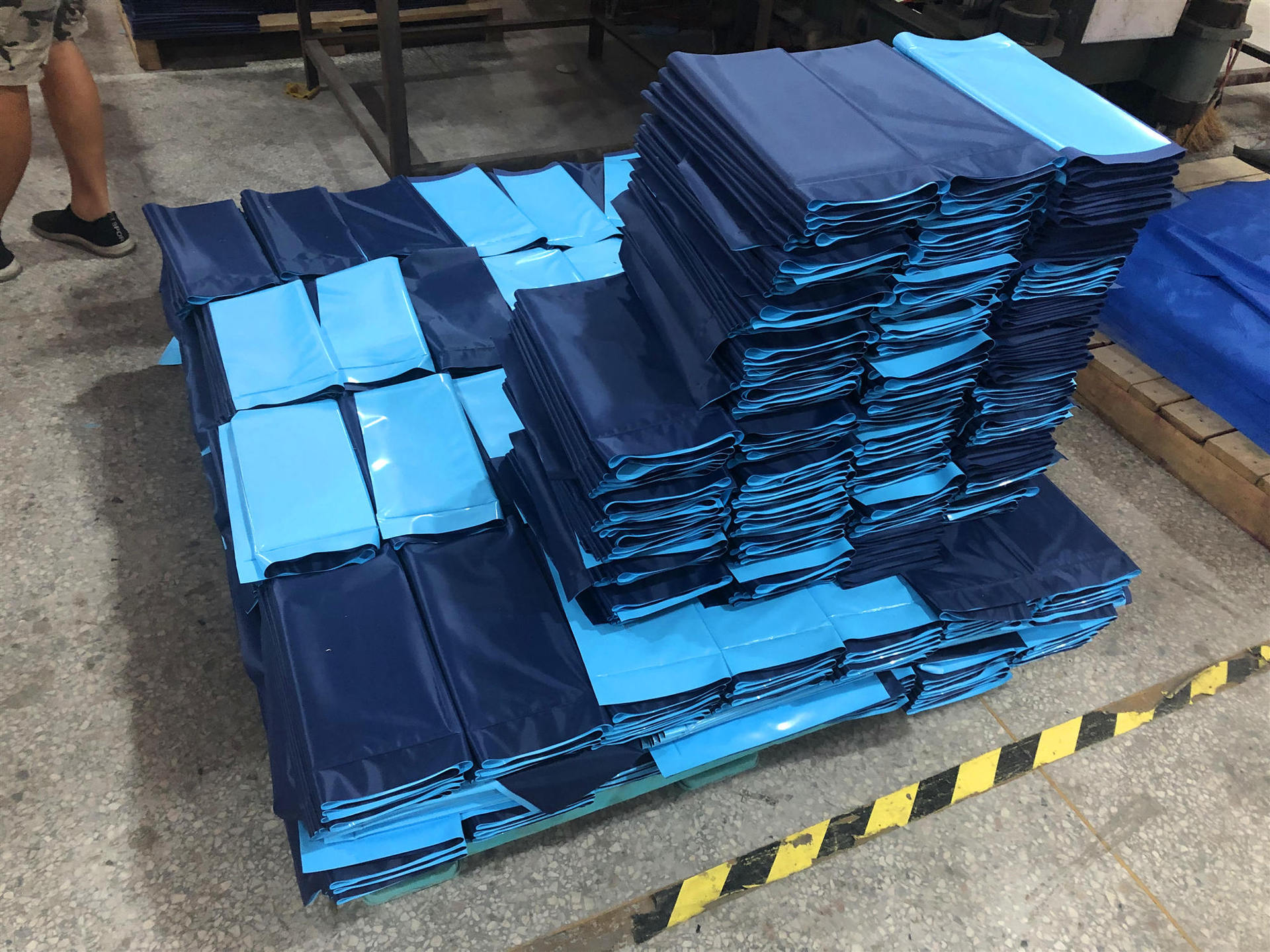 Pet pool dog pool cat sand table bath basin foldable play pool pickle pool manufacturer direct sale Pet pool dog pool cat sand table bath basin foldable play pool pickle pool manufacturer direct sale