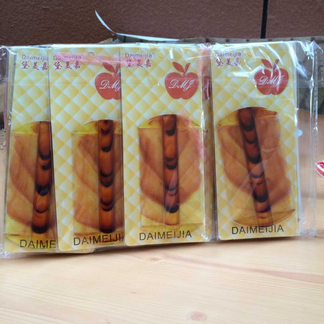 Two Yuan Department Store Beef Tendon Brown Grate Lice Comb Dense Gear Comb Good Quality Folding Constantly Beef Tendon Grate Two Yuan Department Store Beef Tendon Brown Grate Lice Comb Dense Gear Comb Good Quality Folding Constantly Beef Tendon Grate