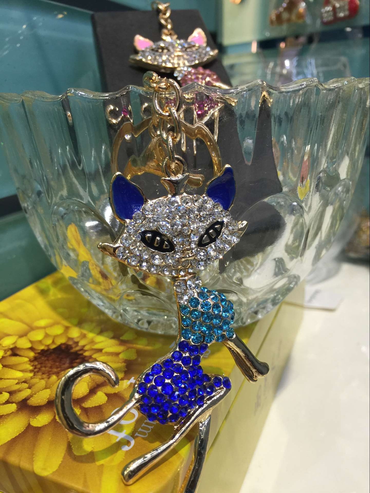 The cat fox diamond key buckle alloy drill diamond diamond pendant Keychain car accessories gifts