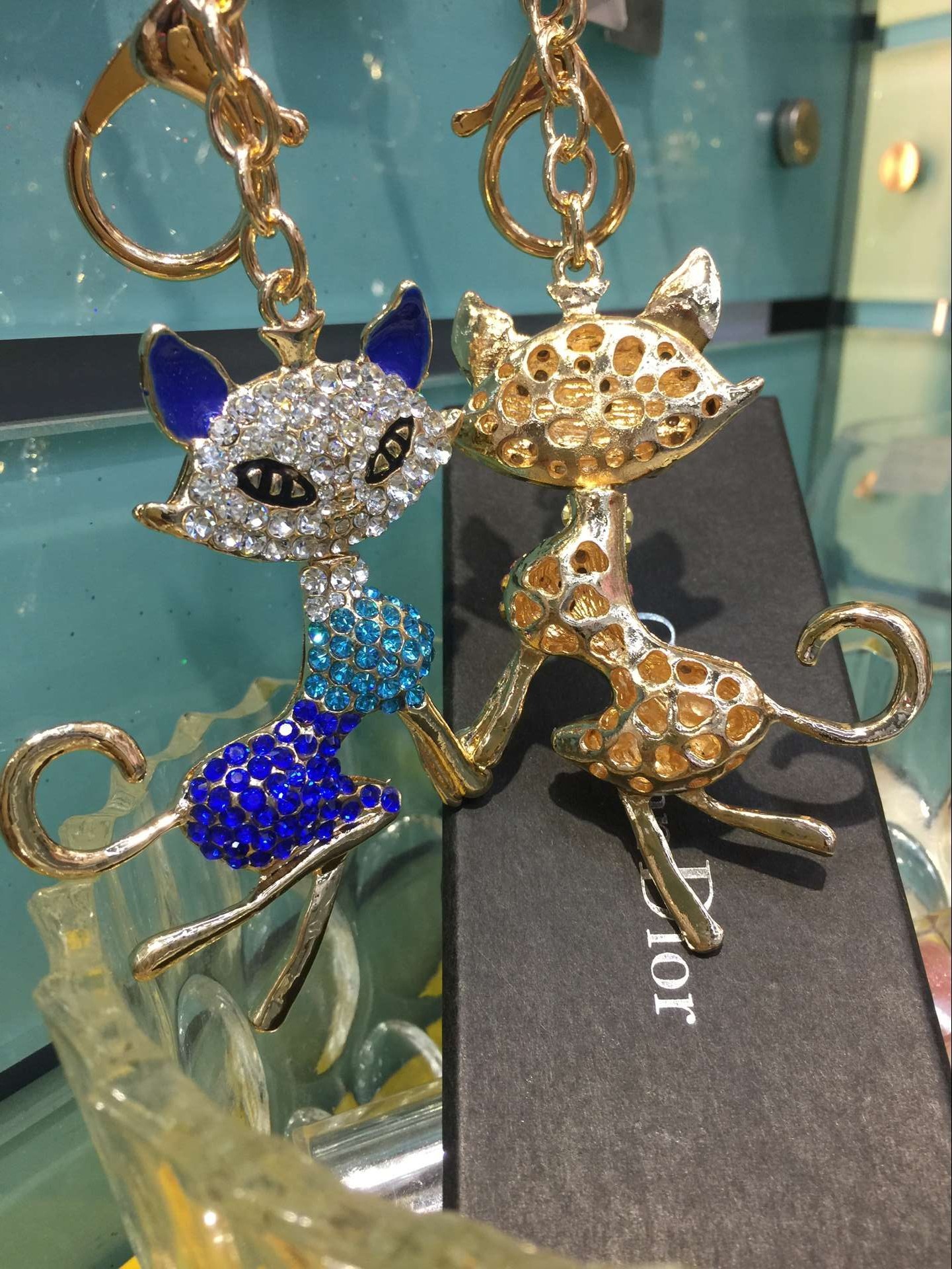 The cat fox diamond key buckle alloy drill diamond diamond pendant Keychain car accessories gifts