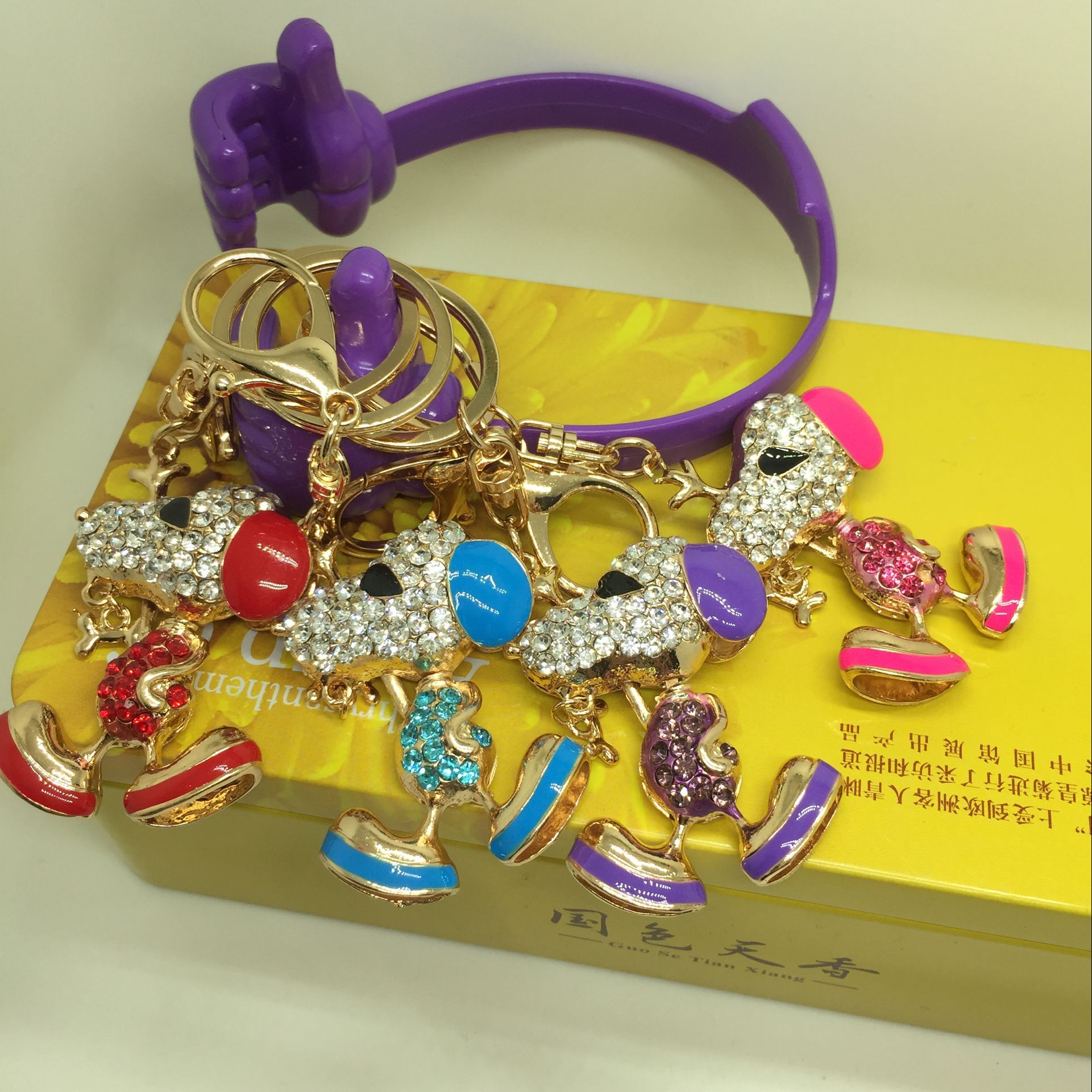 Manufacturers selling dog Snoopy key buckle alloy jewelry gift animal diamond diamond