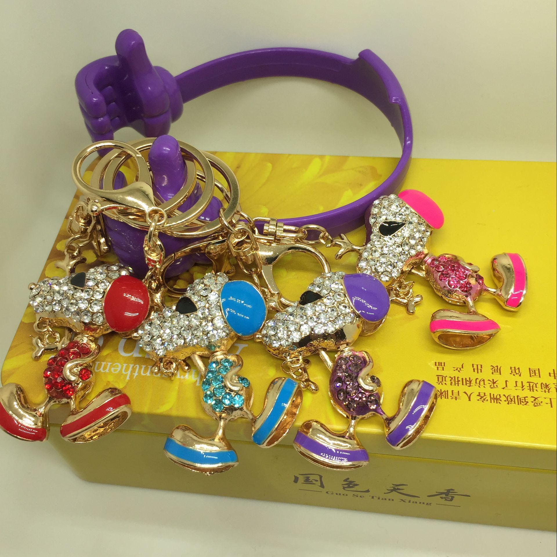 Manufacturers selling dog Snoopy key buckle alloy jewelry gift animal diamond diamond Manufacturers selling dog Snoopy key buckle alloy jewelry gift animal diamond diamond