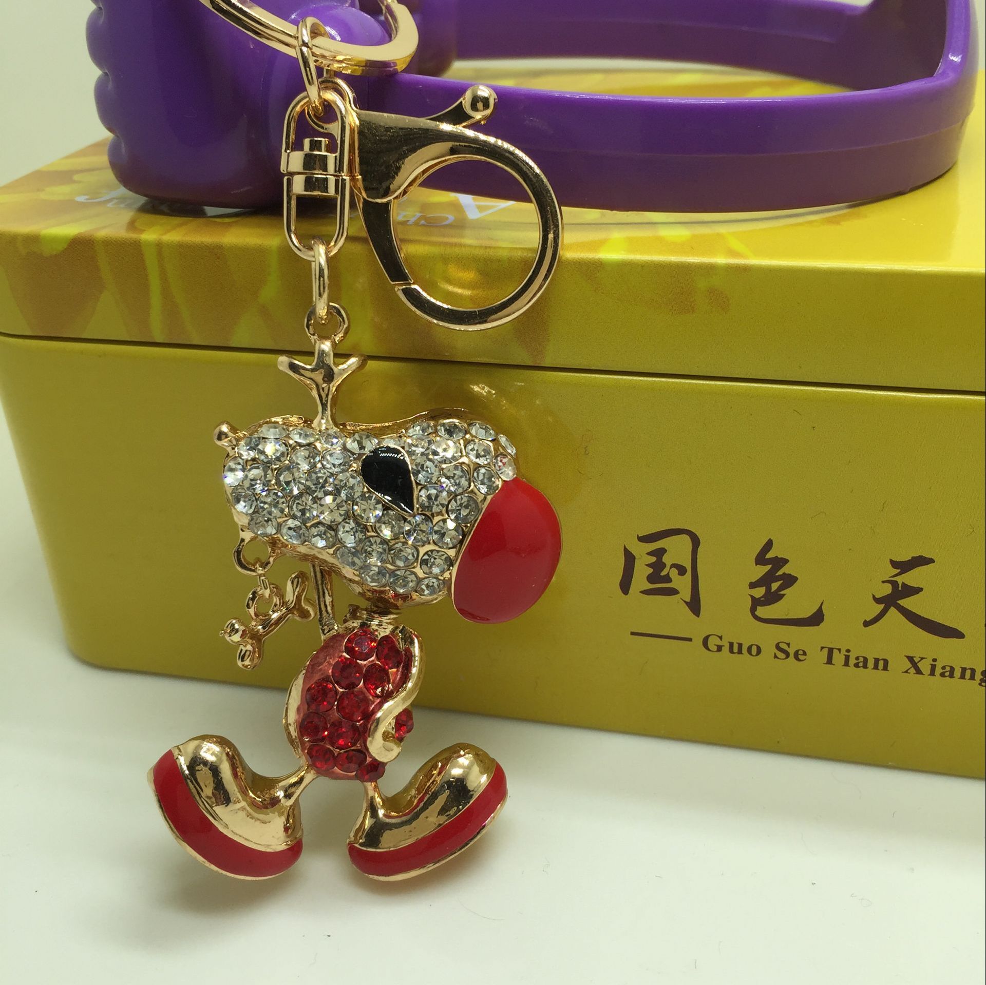 Manufacturers selling dog Snoopy key buckle alloy jewelry gift animal diamond diamond Manufacturers selling dog Snoopy key buckle alloy jewelry gift animal diamond diamond