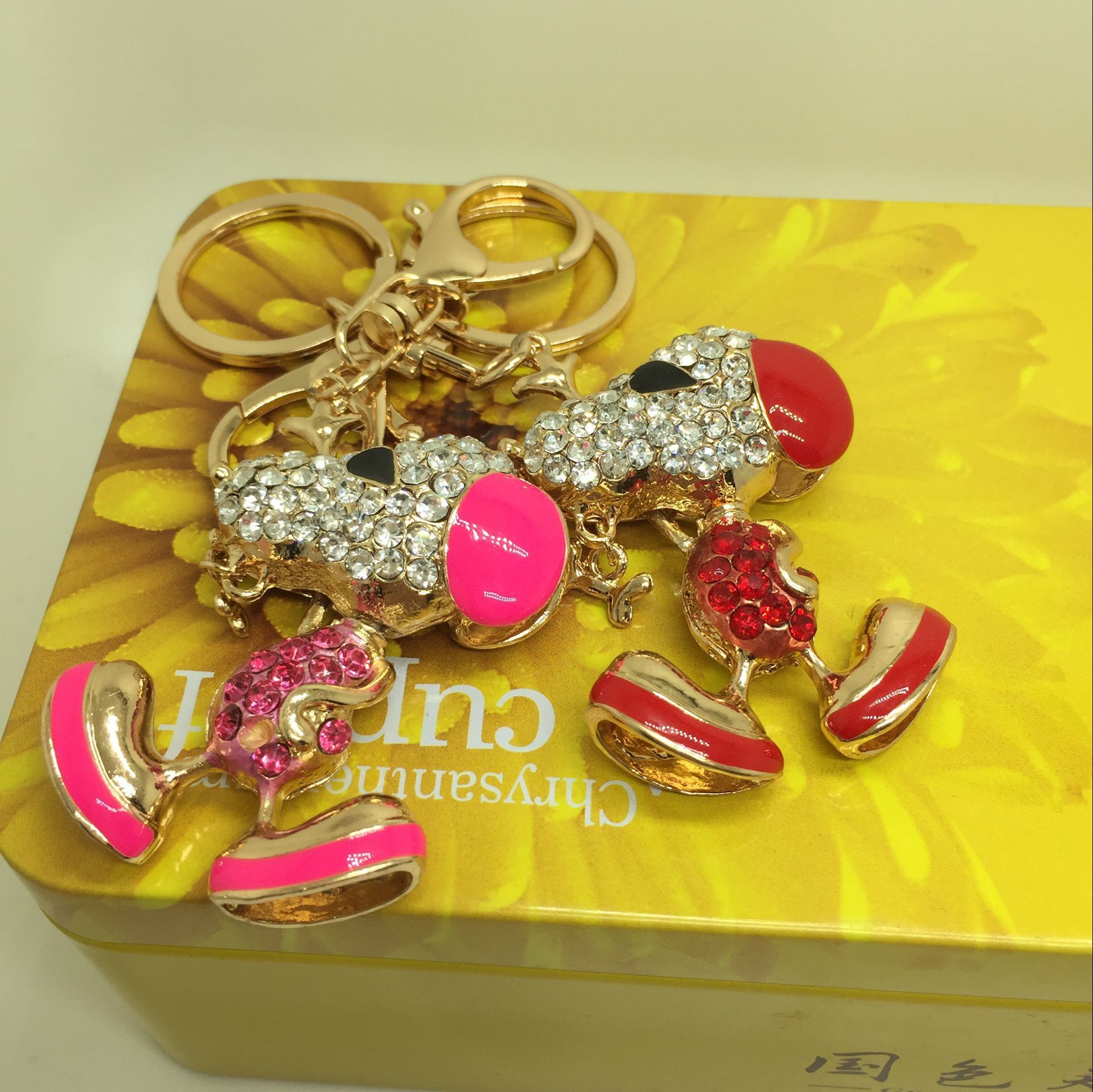 Manufacturers selling dog Snoopy key buckle alloy jewelry gift animal diamond diamond Manufacturers selling dog Snoopy key buckle alloy jewelry gift animal diamond diamond