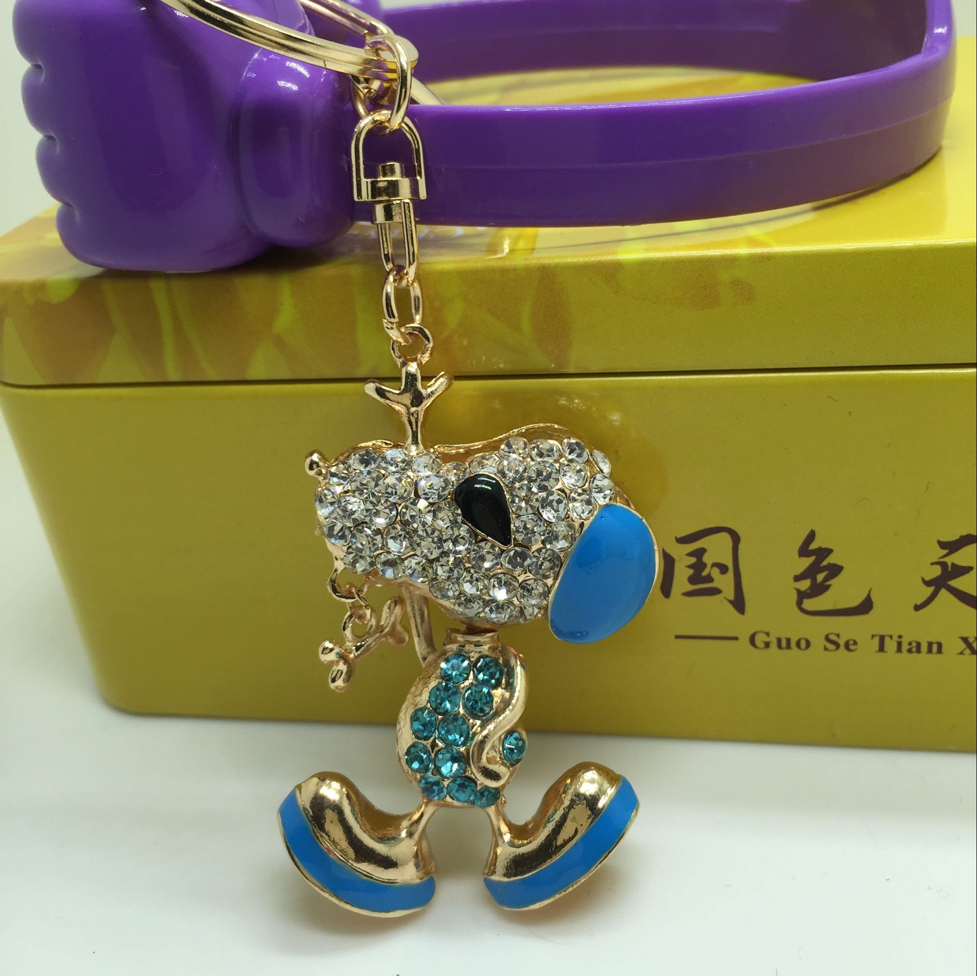 Manufacturers selling dog Snoopy key buckle alloy jewelry gift animal diamond diamond Manufacturers selling dog Snoopy key buckle alloy jewelry gift animal diamond diamond