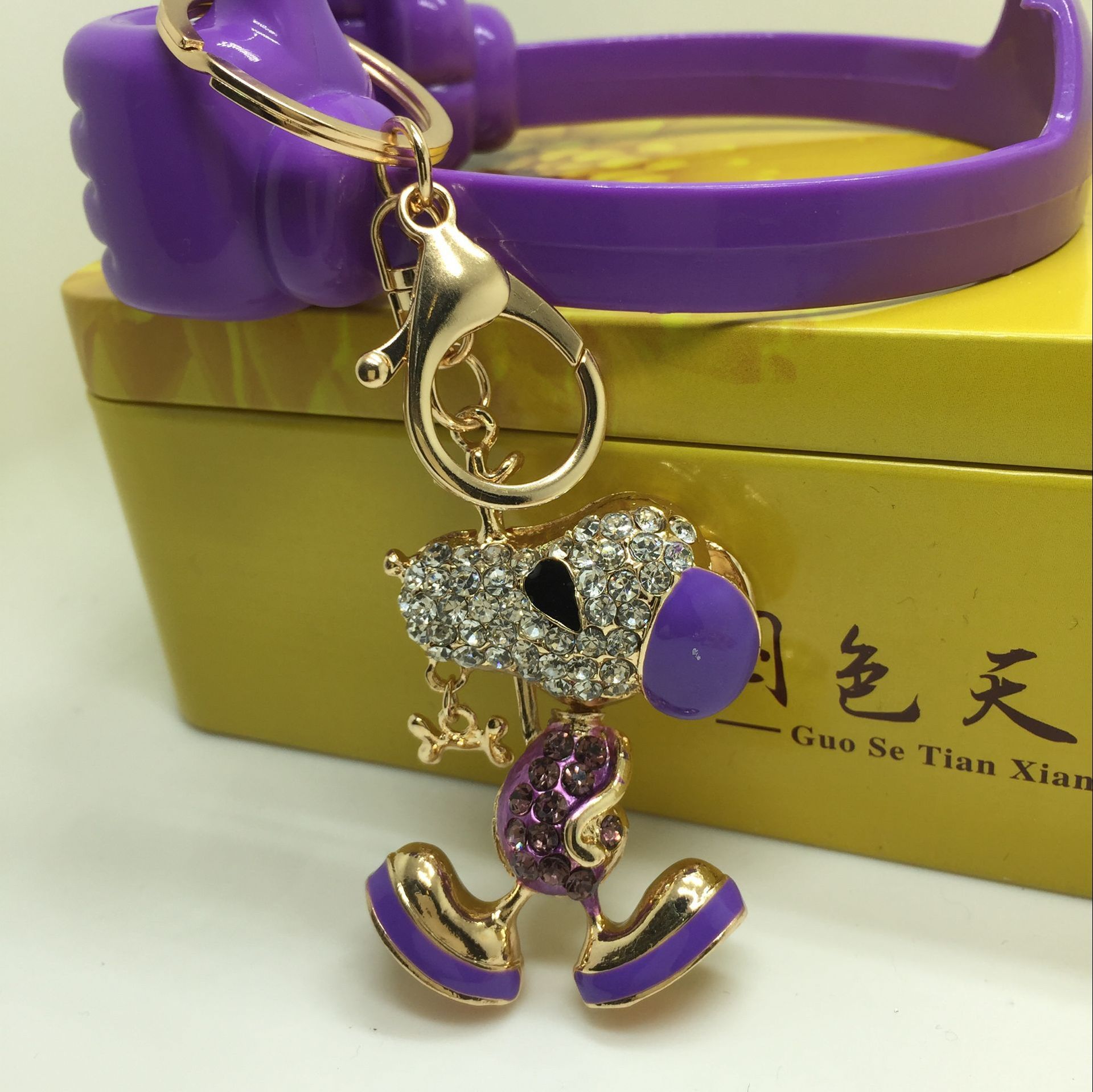 Manufacturers selling dog Snoopy key buckle alloy jewelry gift animal diamond diamond Manufacturers selling dog Snoopy key buckle alloy jewelry gift animal diamond diamond