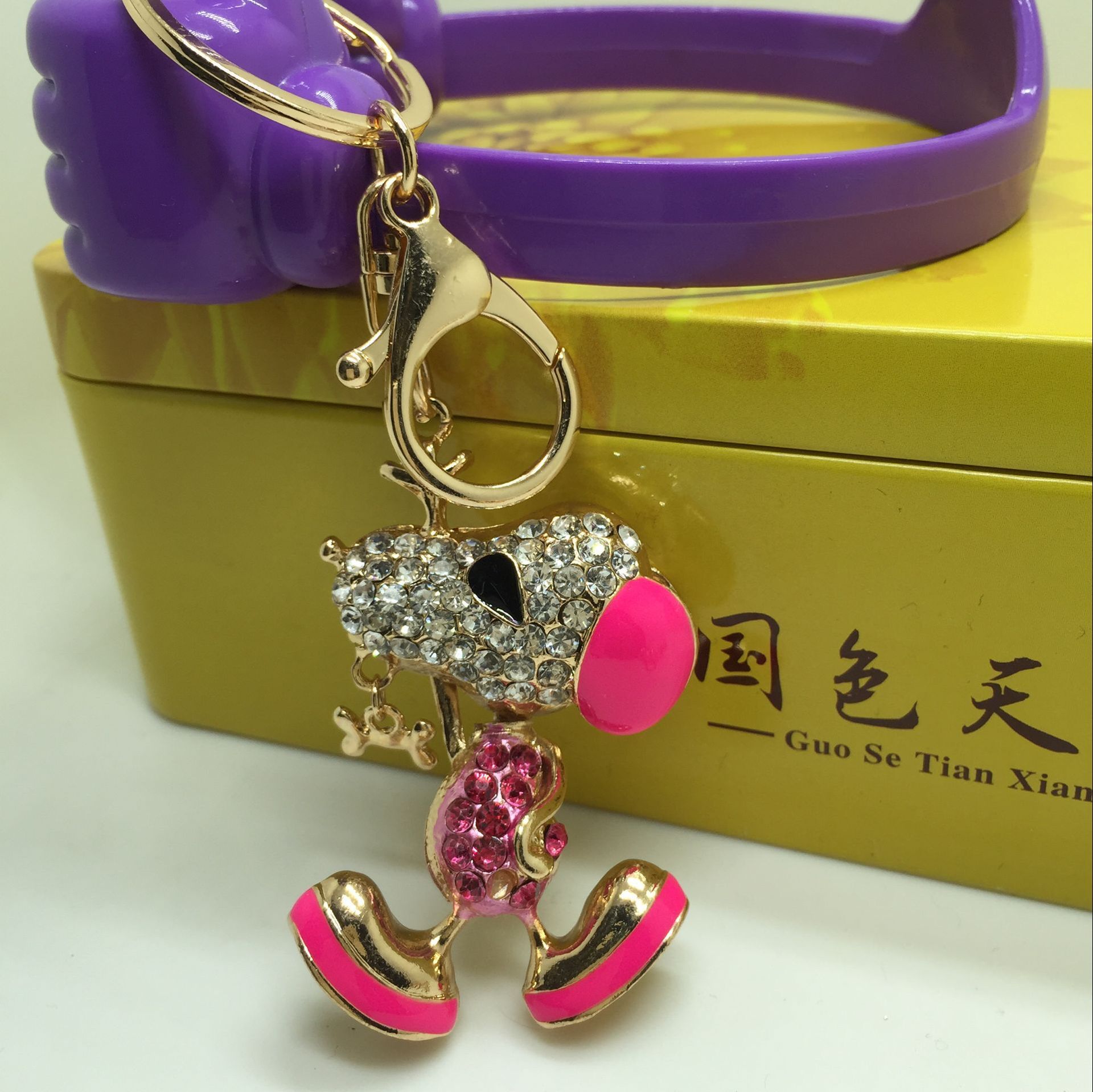Manufacturers selling dog Snoopy key buckle alloy jewelry gift animal diamond diamond Manufacturers selling dog Snoopy key buckle alloy jewelry gift animal diamond diamond