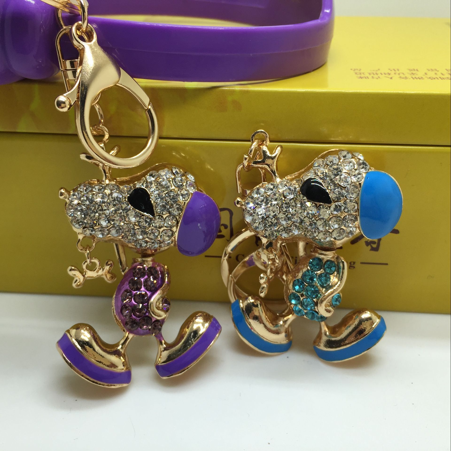 Manufacturers selling dog Snoopy key buckle alloy jewelry gift animal diamond diamond Manufacturers selling dog Snoopy key buckle alloy jewelry gift animal diamond diamond