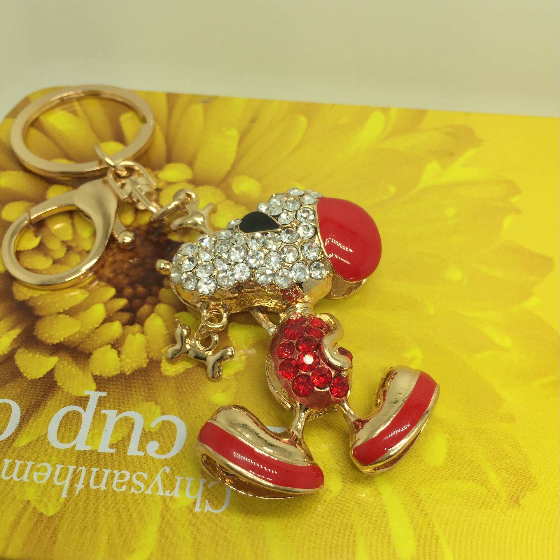 Manufacturers selling dog Snoopy key buckle alloy jewelry gift animal diamond diamond Manufacturers selling dog Snoopy key buckle alloy jewelry gift animal diamond diamond