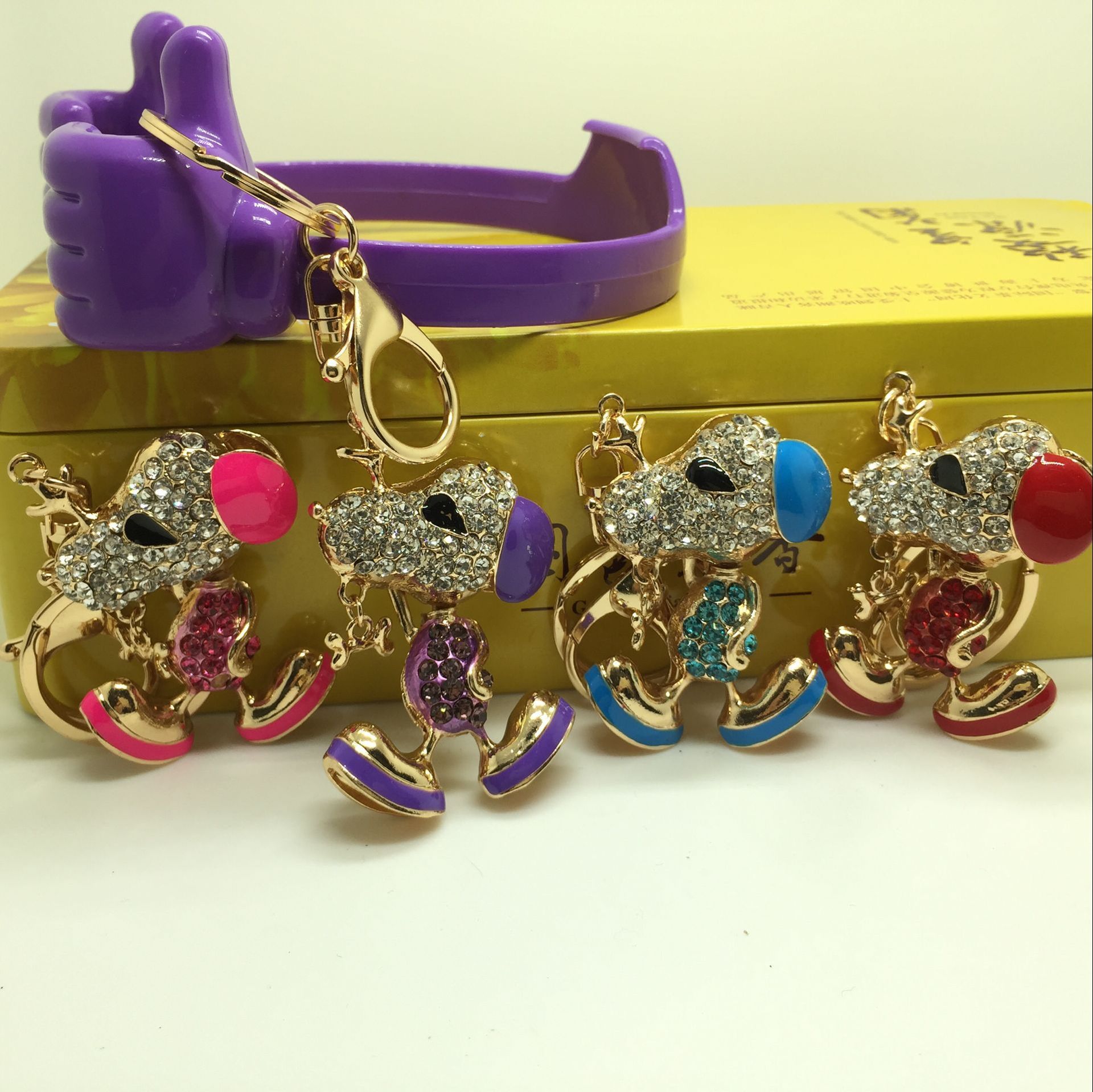 Manufacturers selling dog Snoopy key buckle alloy jewelry gift animal diamond diamond Manufacturers selling dog Snoopy key buckle alloy jewelry gift animal diamond diamond