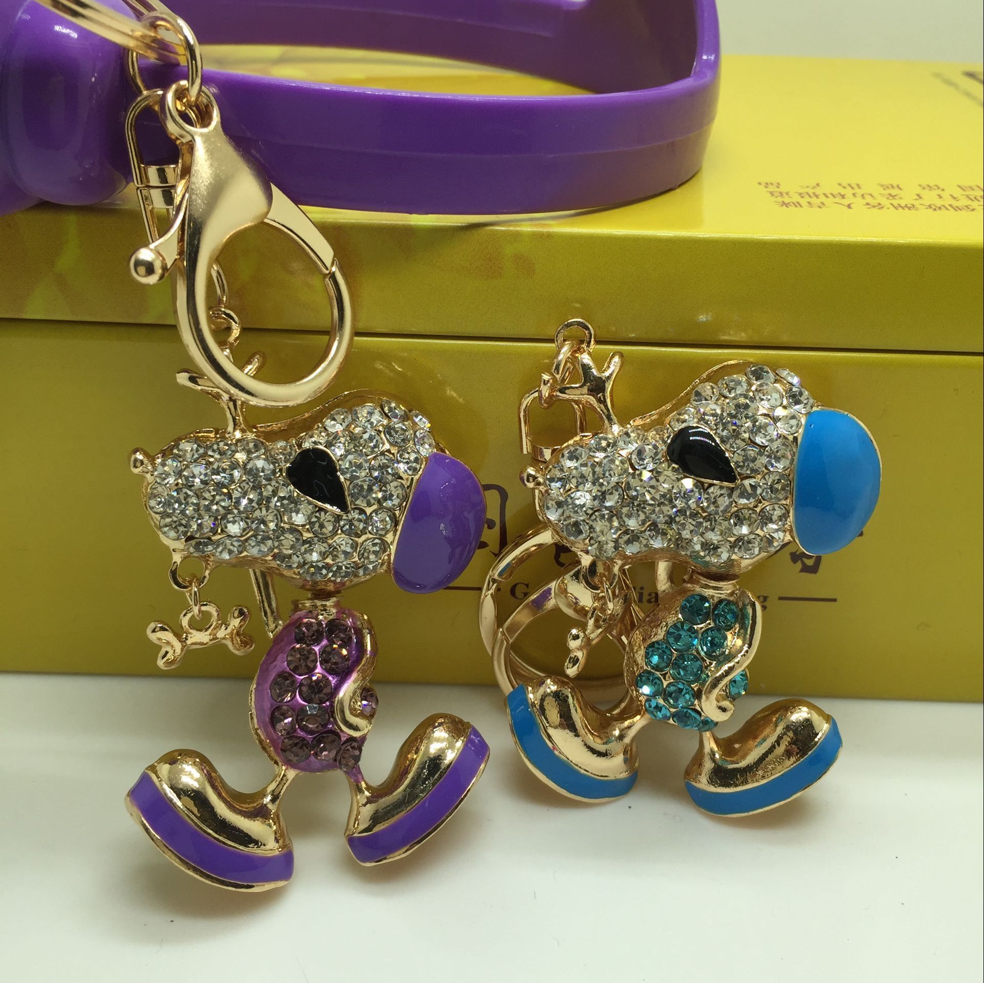 Manufacturers selling dog Snoopy key buckle alloy jewelry gift animal diamond diamond Manufacturers selling dog Snoopy key buckle alloy jewelry gift animal diamond diamond