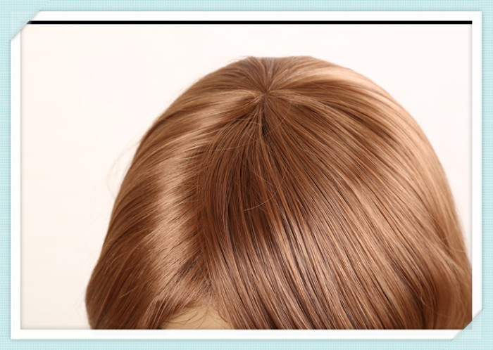 Medium blonde long wavy wig with oblique bangs made of chemical fiber Medium blonde long wavy wig with oblique bangs made of chemical fiber