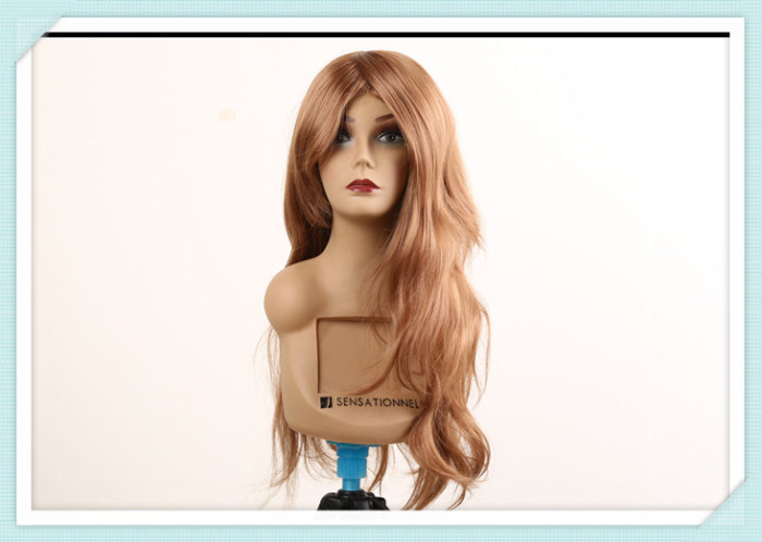 Medium blonde long wavy wig with oblique bangs made of chemical fiber Medium blonde long wavy wig with oblique bangs made of chemical fiber