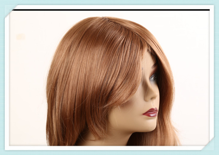 Medium blonde long wavy wig with oblique bangs made of chemical fiber Medium blonde long wavy wig with oblique bangs made of chemical fiber
