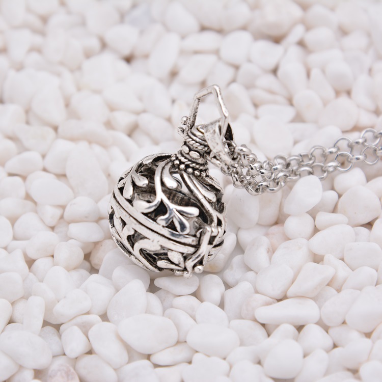 Getting pregnant woman qinyin ball refined oil bottle hollowed - out pearl leopard head magic box aroma phase box sweater necklace pendant