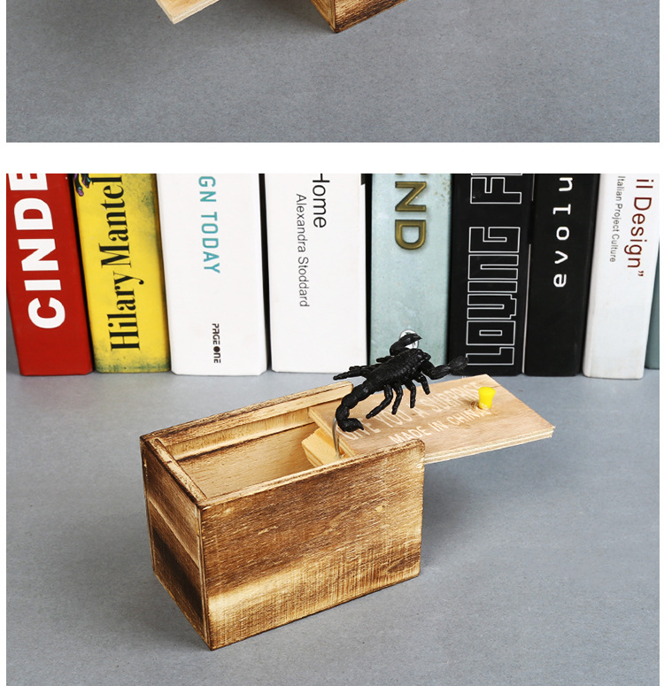 A wooden box full of Pranks toy Douyin bug box scary scary box