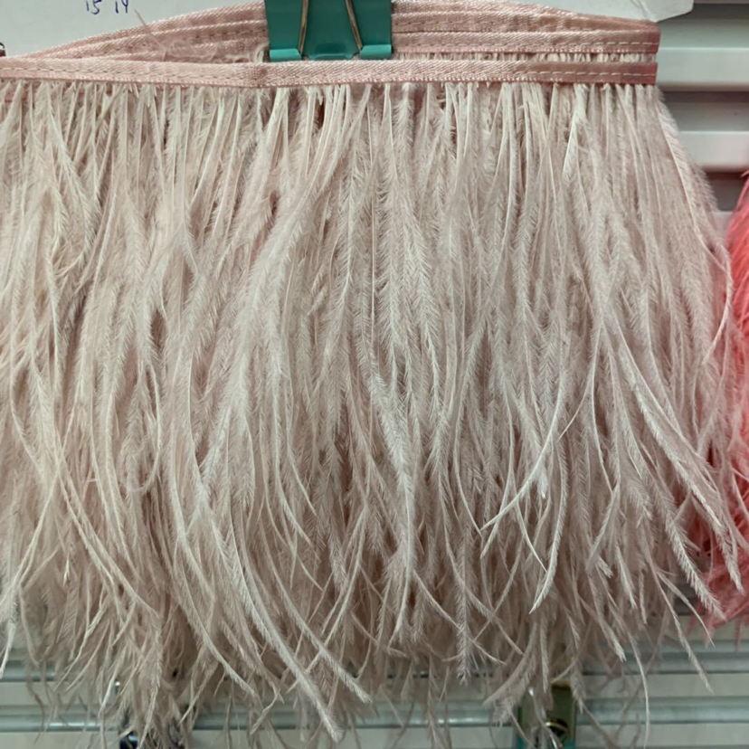 The manufacturer sells 10-15cm single layer ostrich hair cloth with edge clothing and wedding dress with edge feather decoration