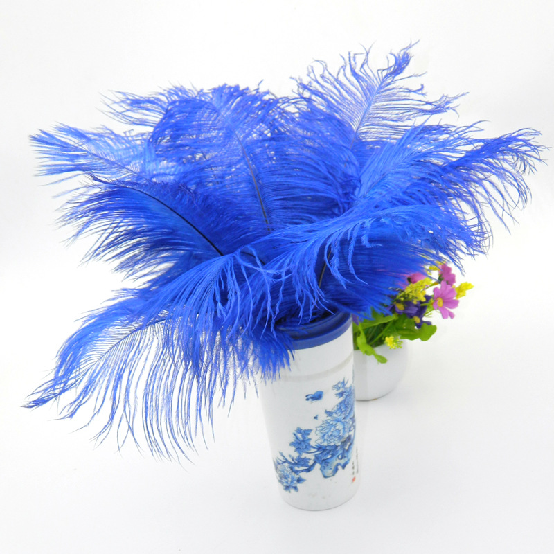 The wedding table flower decoration in The window of Natural Ostrich Feather Hotel in South Africa can be dyed Ostrich hair wholesale 15-20cm