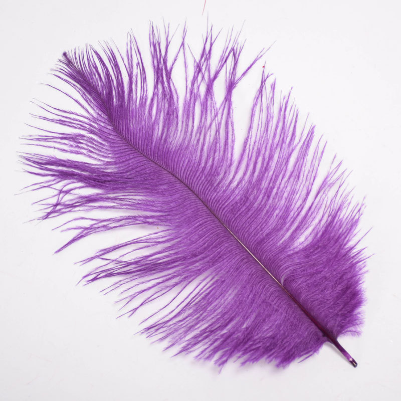 The wedding table flower decoration in The window of Natural Ostrich Feather Hotel in South Africa can be dyed Ostrich hair wholesale 15-20cm