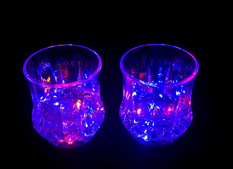 Internet Celebrity New Teqi Luminous Cup Led into the Water Bright Diamond Cup Pineapple Cup Bar KTV Beer Cup Internet Celebrity New Teqi Luminous Cup Led into the Water Bright Diamond Cup Pineapple Cup Bar KTV Beer Cup