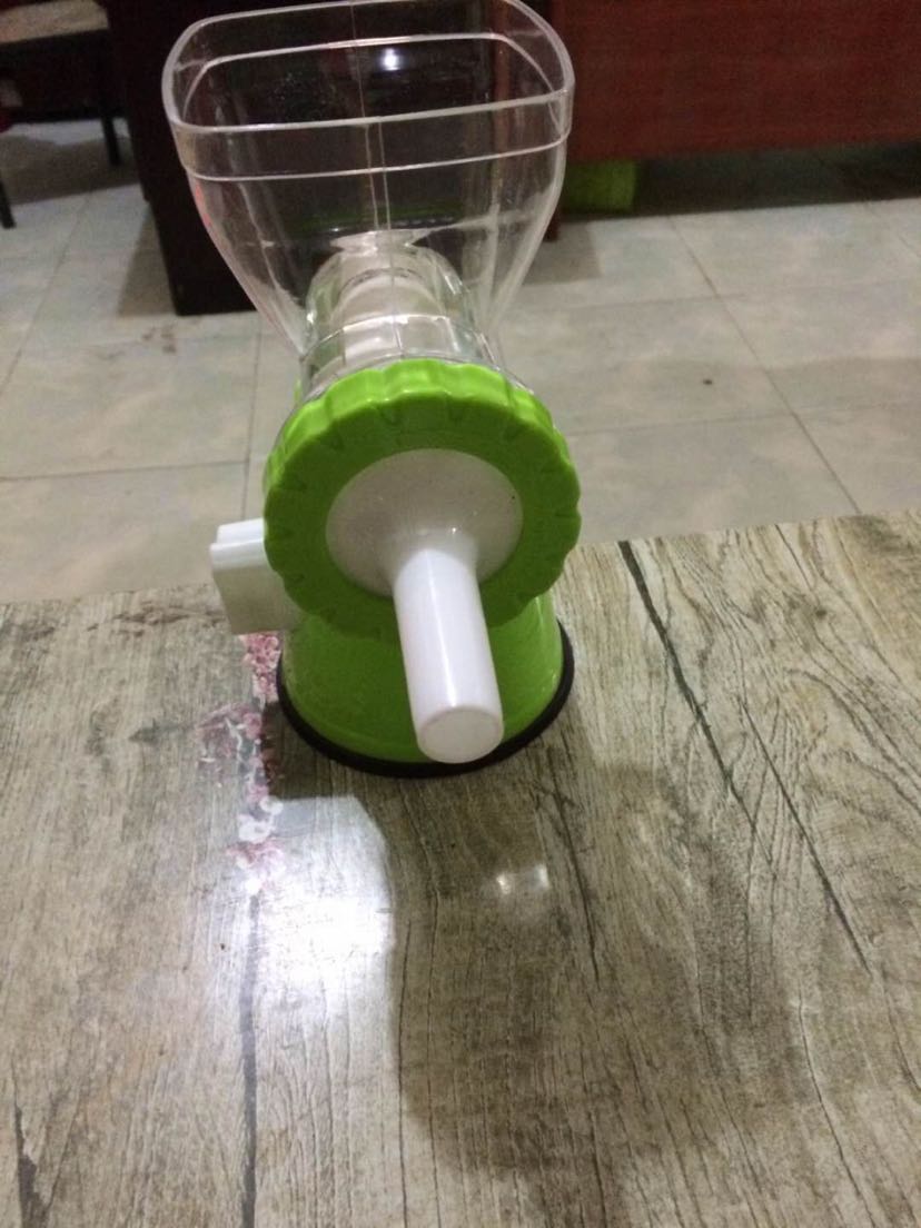 The hand-operated meat grinder USES a sausage machine to shake the minced meat.