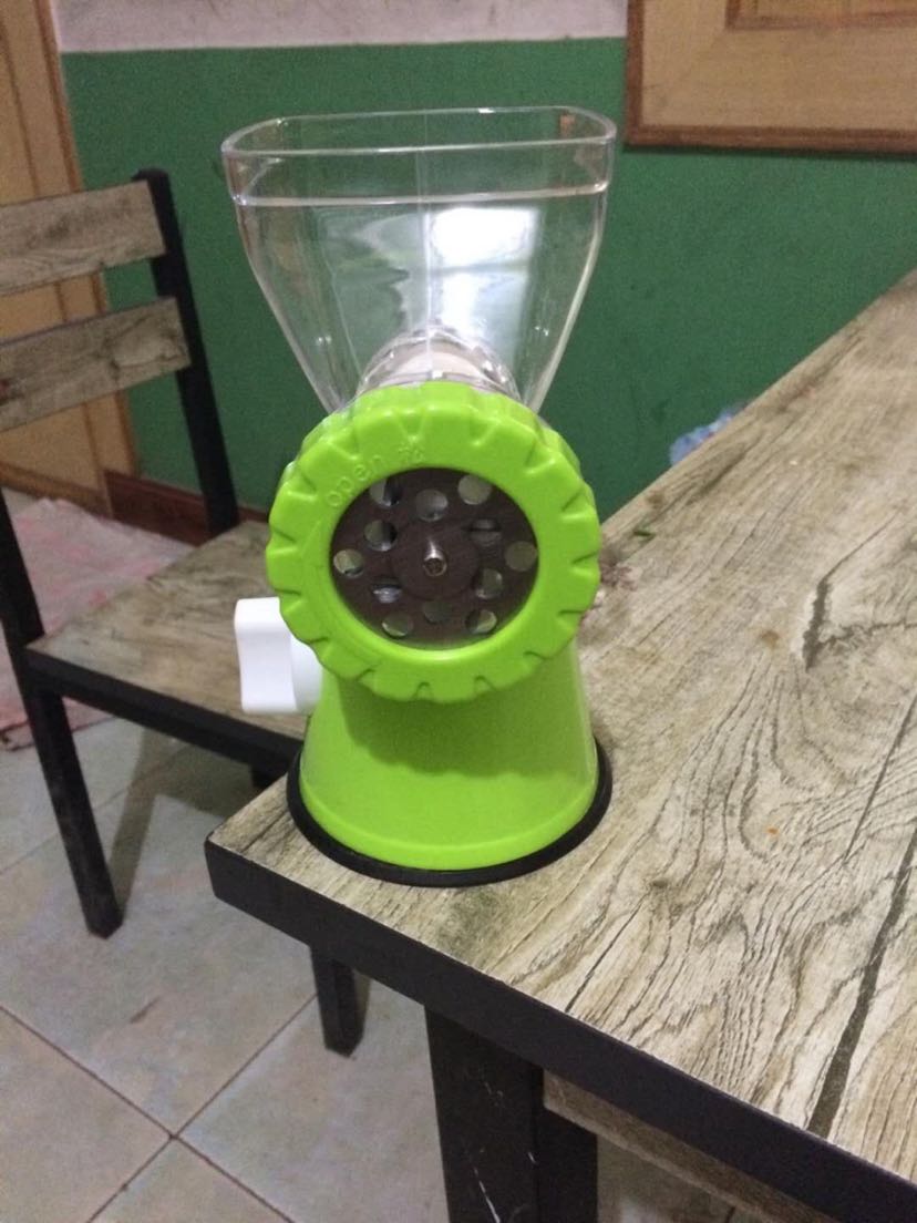The hand-operated meat grinder USES a sausage machine to shake the minced meat. The hand-operated meat grinder USES a sausage machine to shake the minced meat.