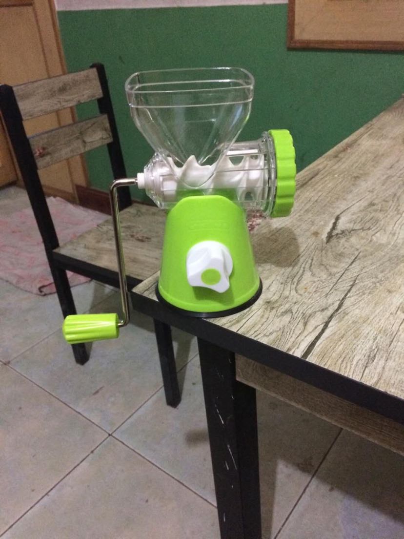 The hand-operated meat grinder USES a sausage machine to shake the minced meat. The hand-operated meat grinder USES a sausage machine to shake the minced meat.