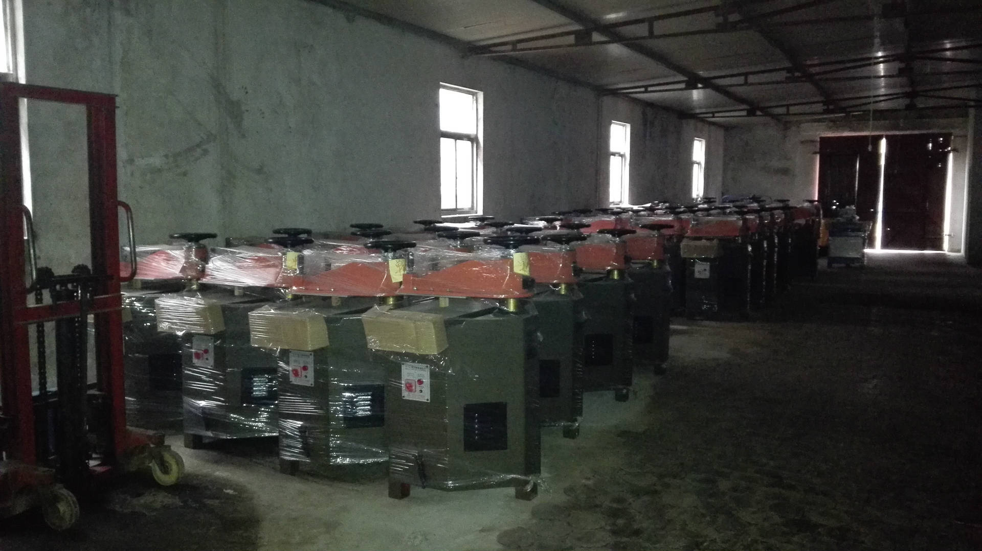Manufacturers direct cup ornaments festive supplies slingshot rocker arm type blanking machine cutting machine punch