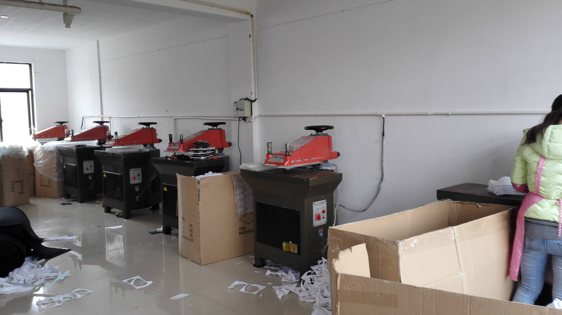 Manufacturers direct cup ornaments festive supplies slingshot rocker arm type blanking machine cutting machine punch