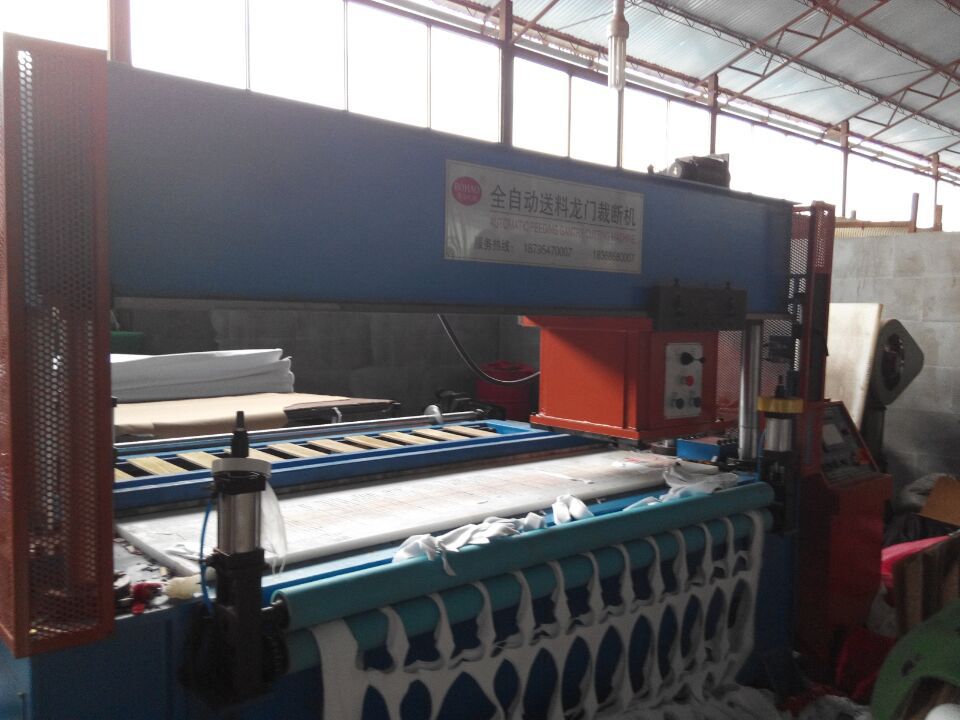 Automatic feeding computer controlled gantry hydraulic cutting machine battening box bag gantry head feeder