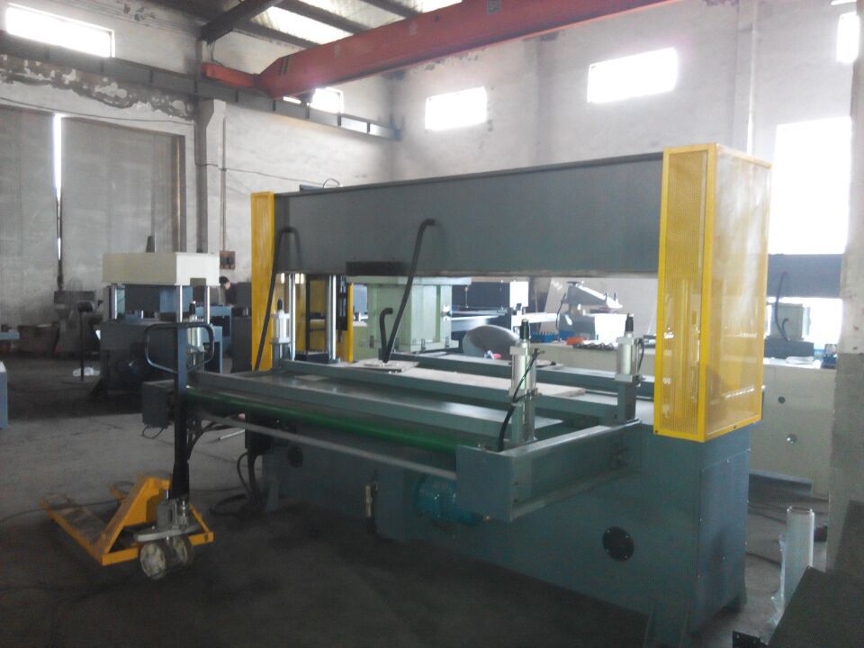 Automatic feeding computer controlled gantry hydraulic cutting machine battening box bag gantry head feeder