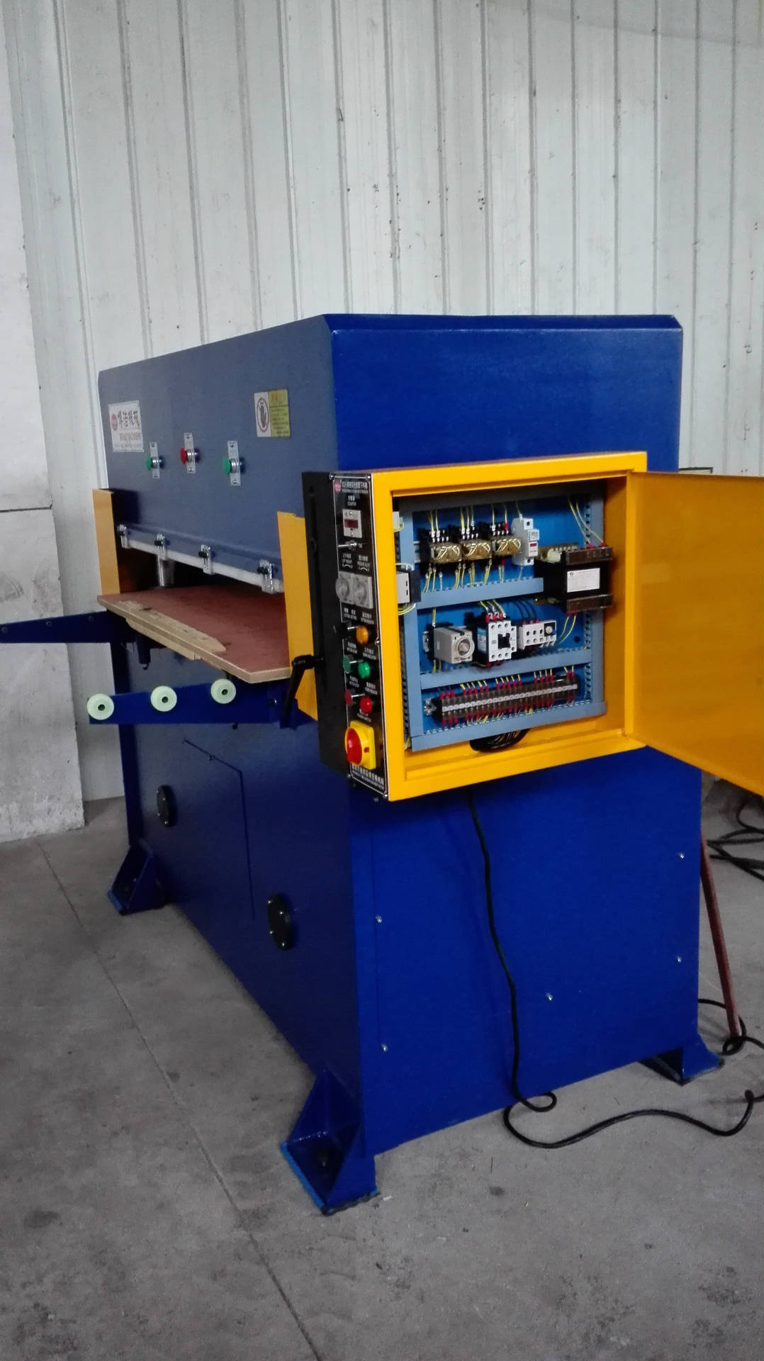 Manufacturers supply zhejiang jinhua yongkang panan lanxi crafts boxes and bags blanking machine cutting machine