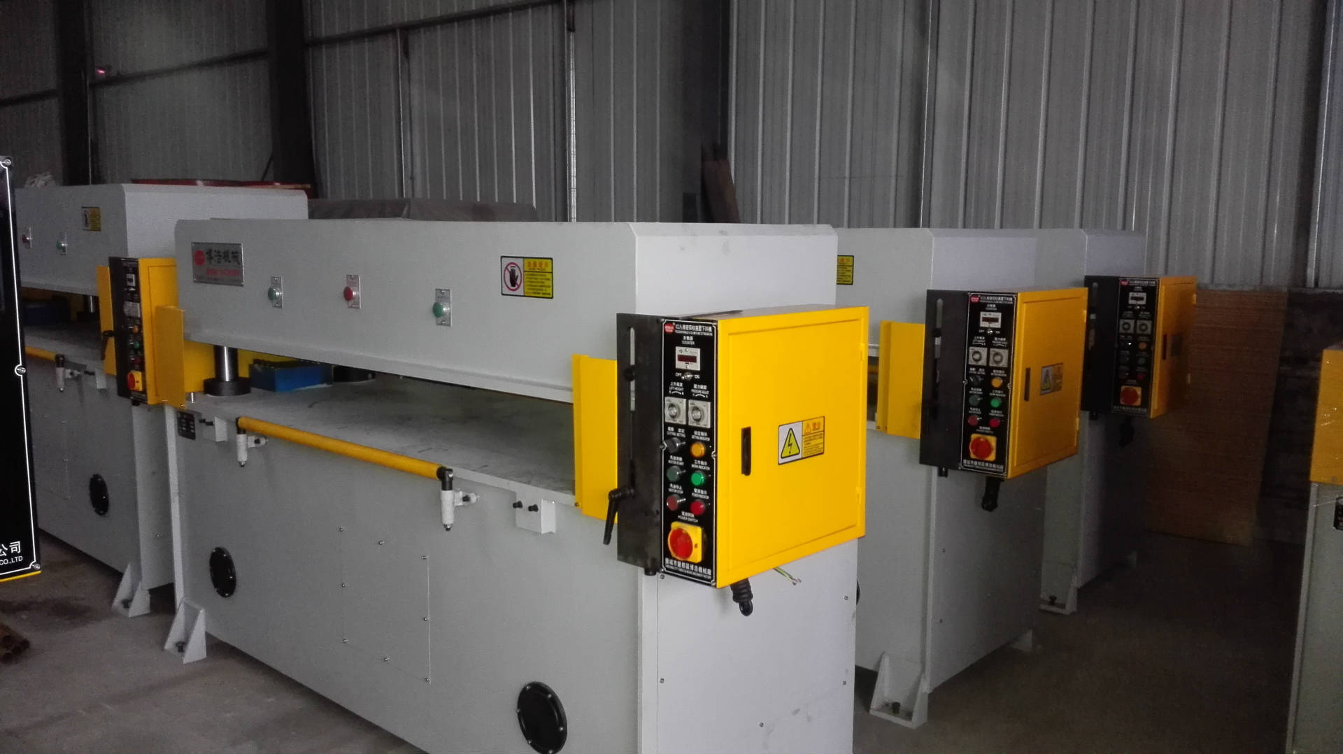 Manufacturers supply zhejiang jinhua yongkang panan lanxi crafts boxes and bags blanking machine cutting machine