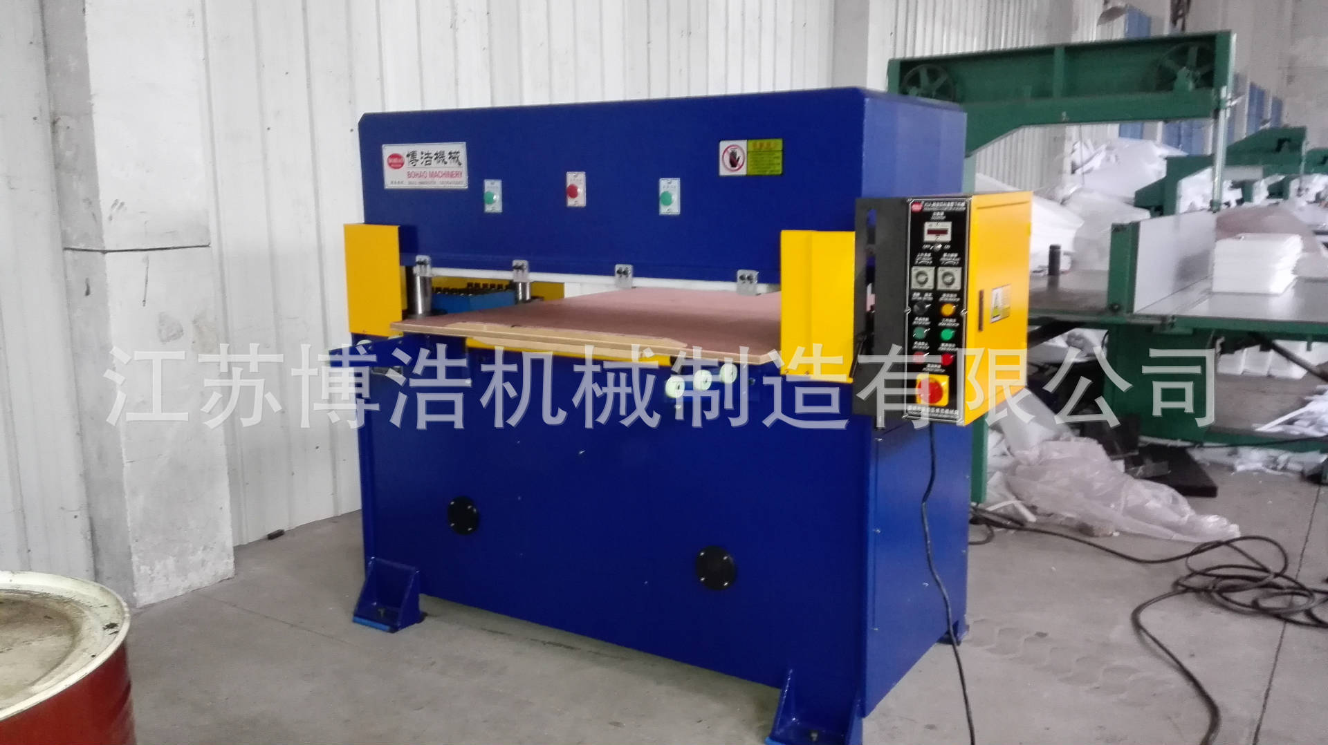 Manufacturer direct selling hot water bag car seat underlay lay mobile phone bag makeup bag cutting machine