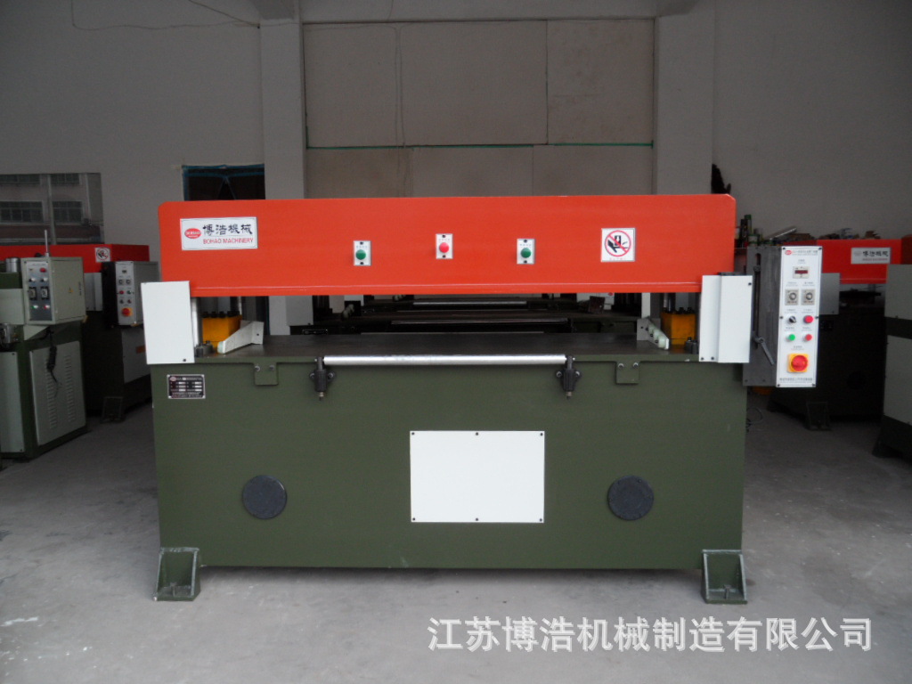 Manufacturer direct selling hot water bag car seat underlay lay mobile phone bag makeup bag cutting machine