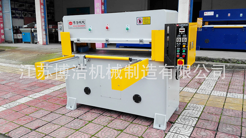 Manufacturer direct selling hot water bag car seat underlay lay mobile phone bag makeup bag cutting machine