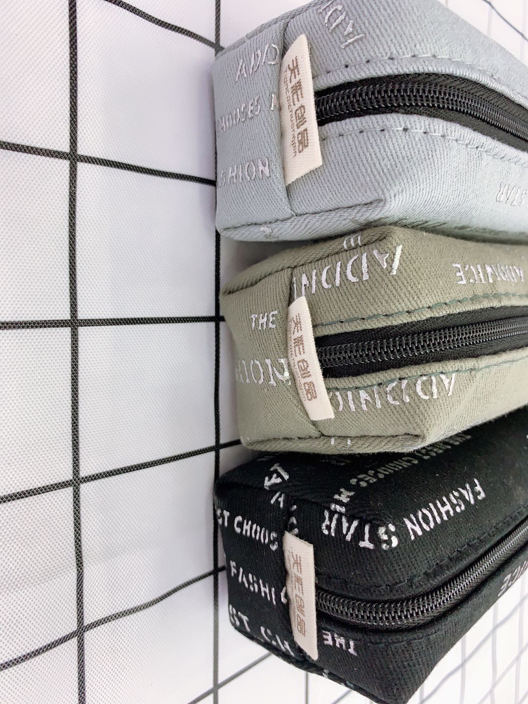 Japan and South Korea creative simple multi-functional hang tag pen bag primary school supplies creative pencil bag Japan and South Korea creative simple multi-functional hang tag pen bag primary school supplies creative pencil bag