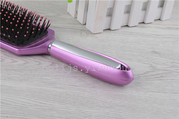 Massage the comb air cushion to comb the large plate to comb the static electricity. Massage the comb air cushion to comb the large plate to comb the static electricity.