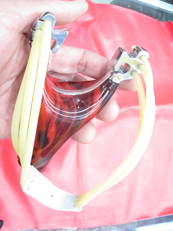 Wholesale and retail high-end outdoor shooting toy three card and sports slingshot Wholesale and retail high-end outdoor shooting toy three card and sports slingshot