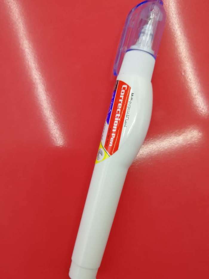 Yingyuan student correction liquid steel head correction fluid non-toxic quick-dry stationery supplies. Yingyuan student correction liquid steel head correction fluid non-toxic quick-dry stationery supplies.