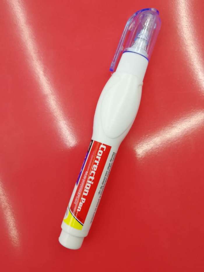 Yingyuan student correction liquid steel head correction fluid non-toxic quick-dry stationery supplies. Yingyuan student correction liquid steel head correction fluid non-toxic quick-dry stationery supplies.