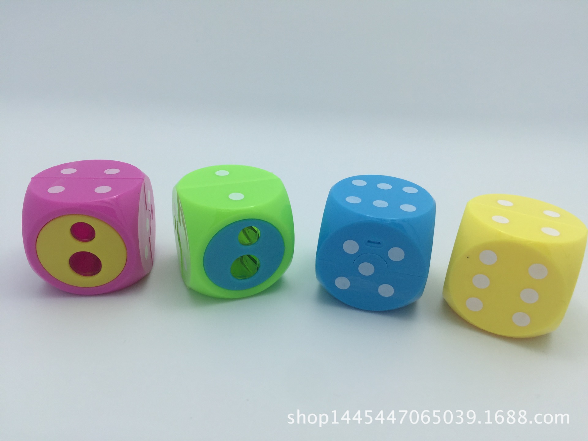 Cartoon pencil sharpener Japanese and Korean dice large hole sharpener candy color sharpener pencil sharpener