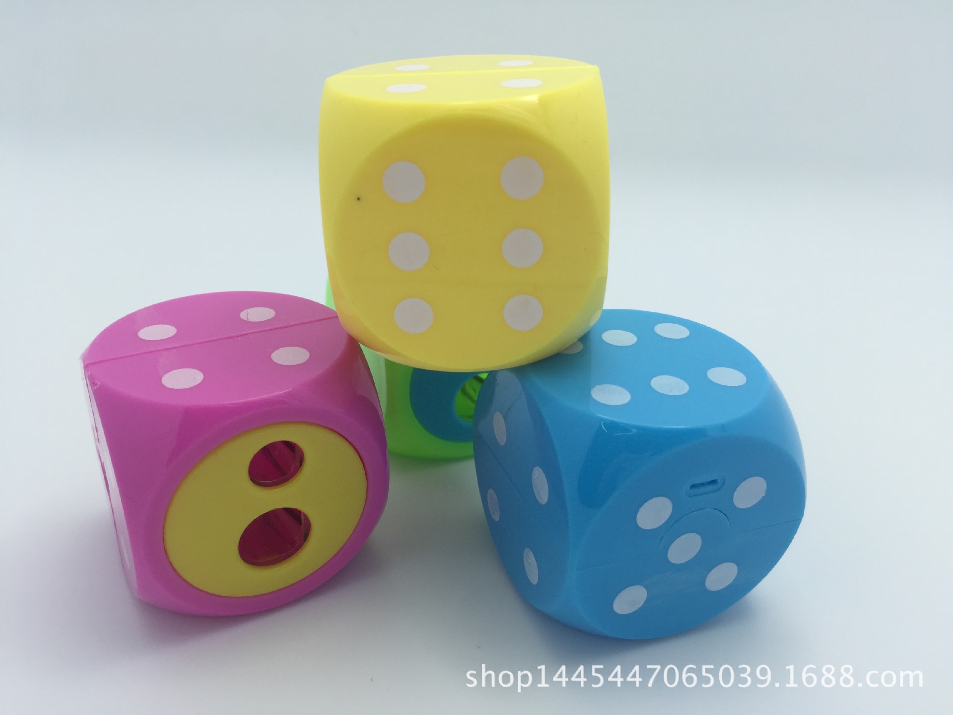 Cartoon pencil sharpener Japanese and Korean dice large hole sharpener candy color sharpener pencil sharpener